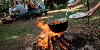 Pusdienu pauze svaigā gaisā ar lauka virtuvi un zemessargiem.